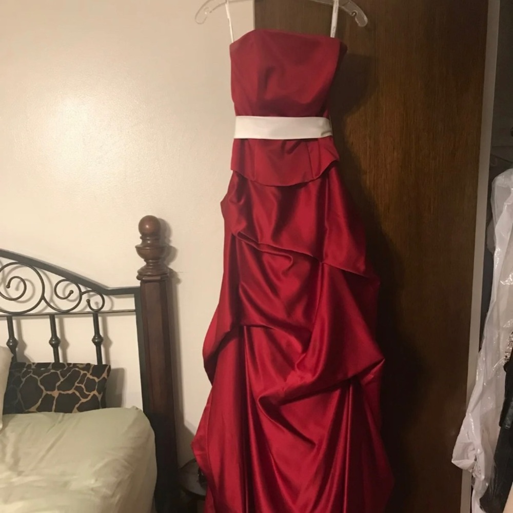Red dress - Picture 1 of 4